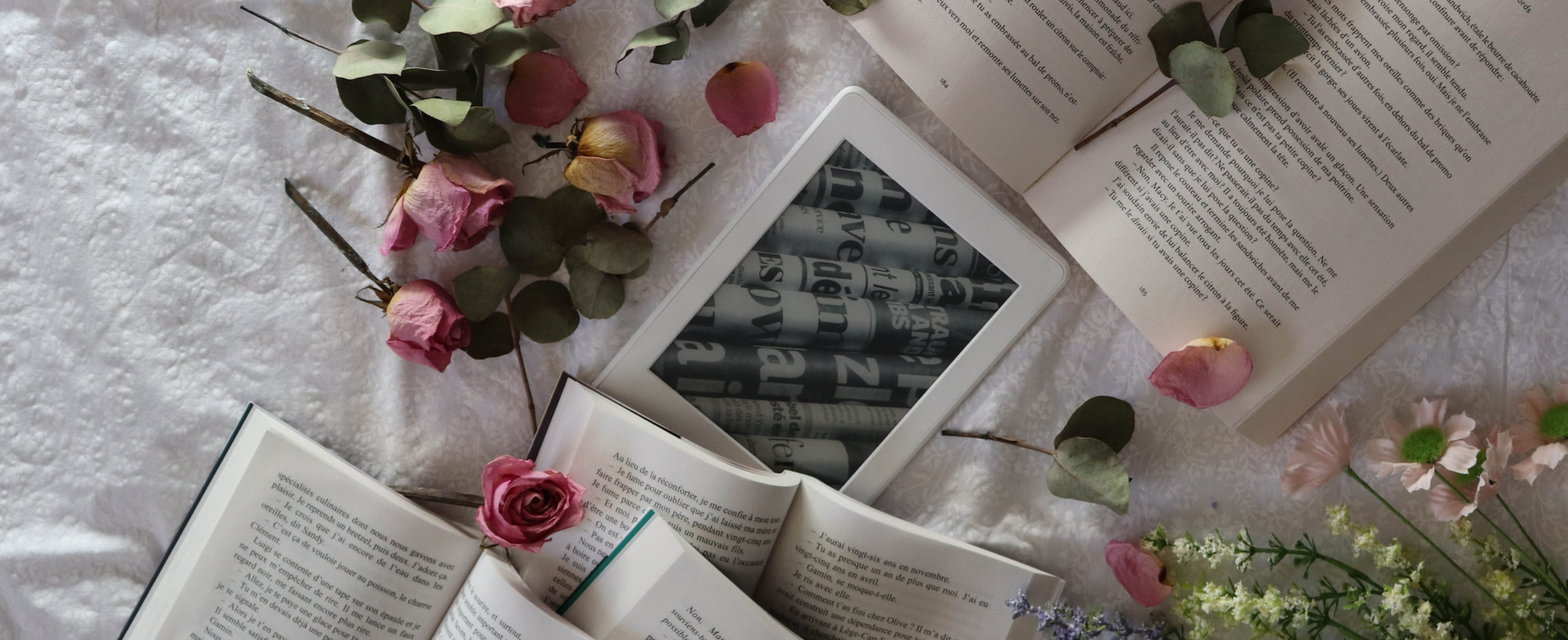 livres, liseuses, roses livres, liseuses, roses